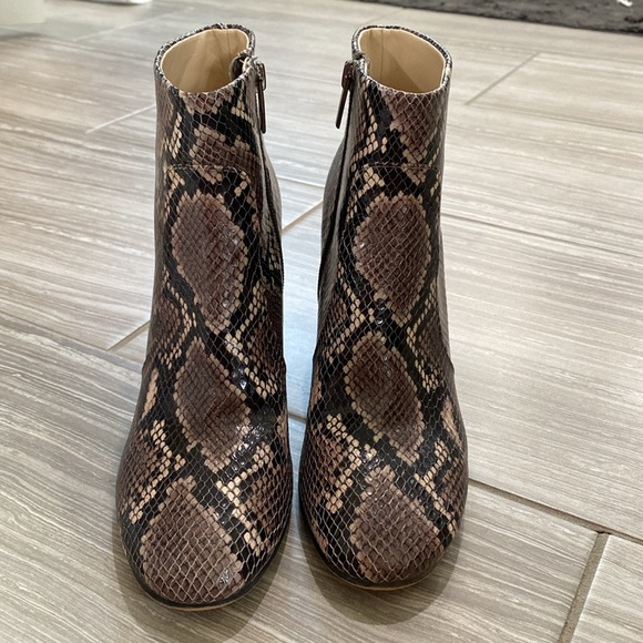 Vince Camuto sanstan taupe python snake print ankle booties heels - Picture 5 of 8